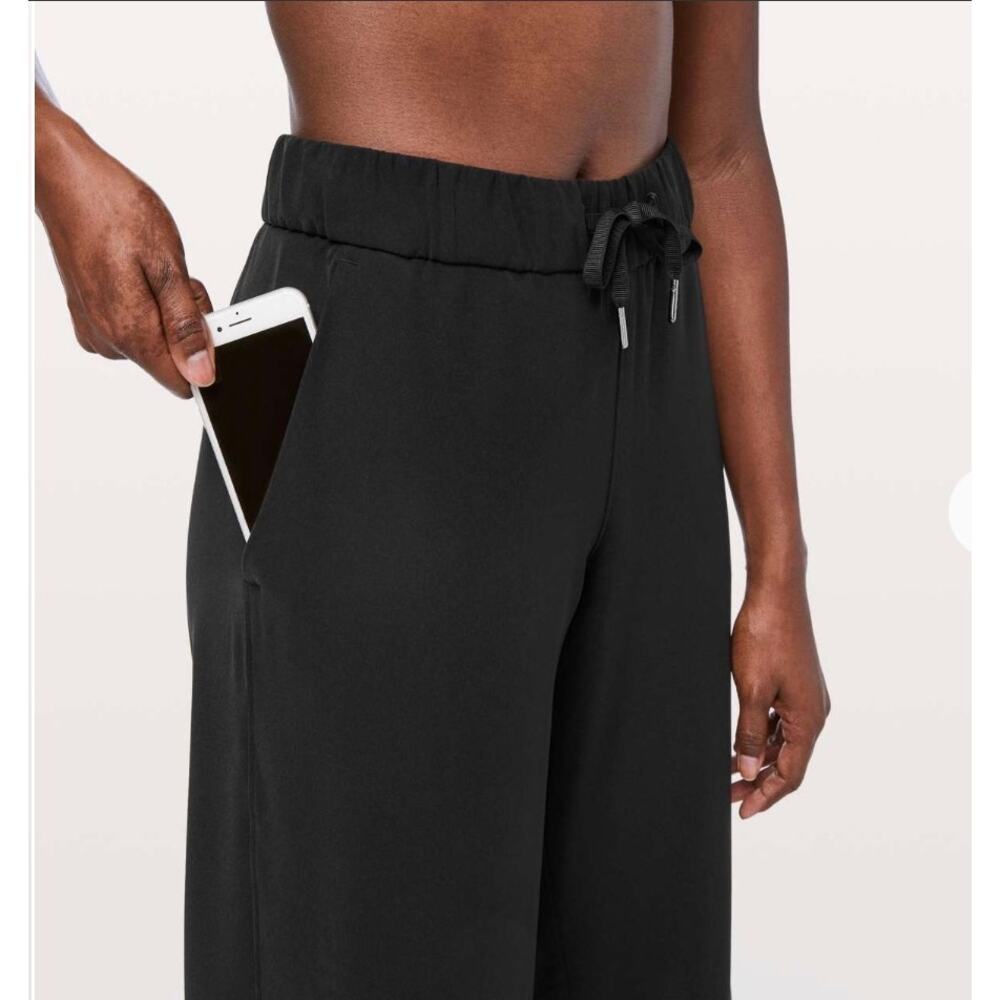 Lululemon On The Fly Wide Leg Pant Woven in Black Size 6 - Picture 3 of 10